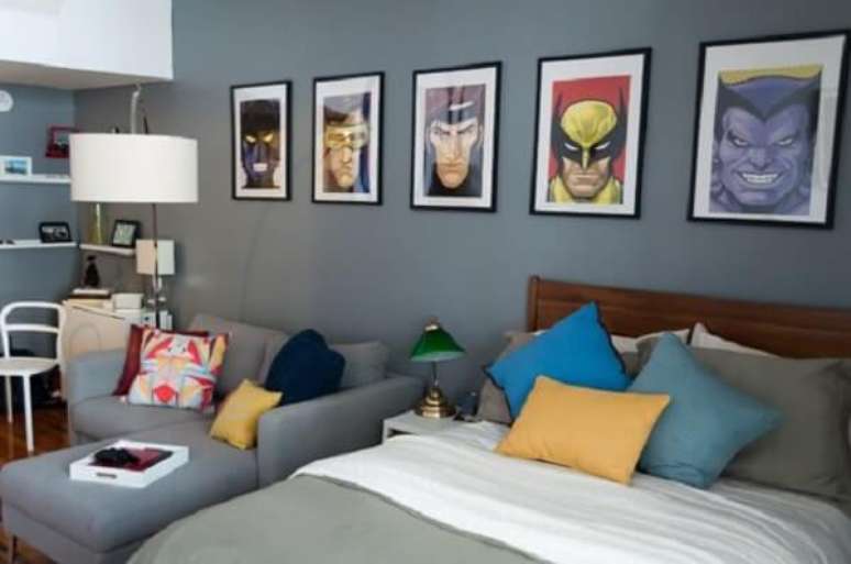 46- No quarto de jovens a parede de quadro possui uma galeria de super- her&oacute;is. Fonte: Decorando Casas