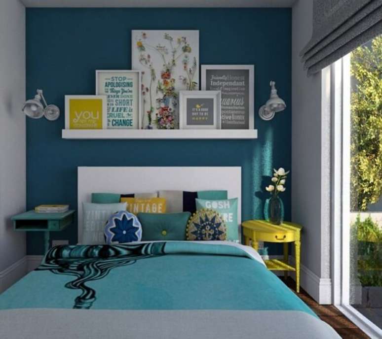 47- No dormit&oacute;rio a decora&ccedil;&atilde;o foi valorizada pela prateleira com v&aacute;rios quadros sobre a cabeceira. Fonte: Viajando no Ap&ecirc;