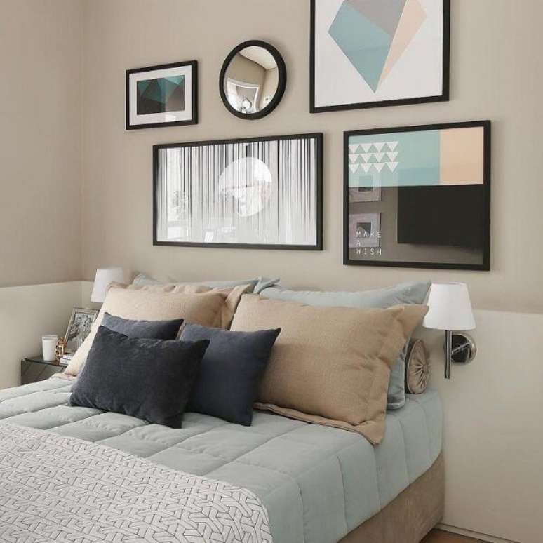 48- No dormit&oacute;rio de casal a parede de quadros t&ecirc;m v&aacute;rias pe&ccedil;as de tamanhos e formatos diferentes. Fonte: Pinterest