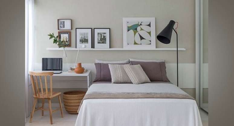 49- Os quadros para quarto com paspatur na cor branca tem um visual leve e claro. Fonte: Cer&acirc;mica Burguina