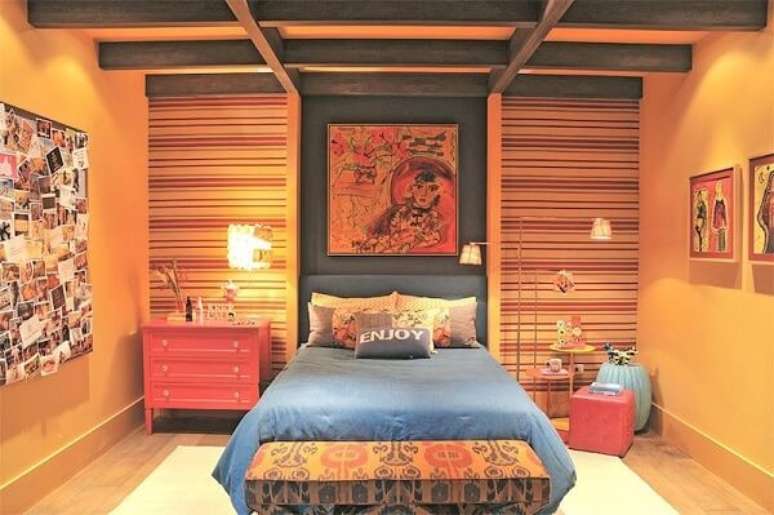 51- As cores fortes do ambiente se repetem nos quadros para quarto. Fonte: Pinterest