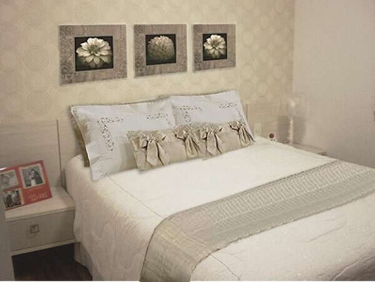 10- O dormit&oacute;rio tem um trio de quadros para quarto em tons met&aacute;licos. Fonte: Eflfurniture