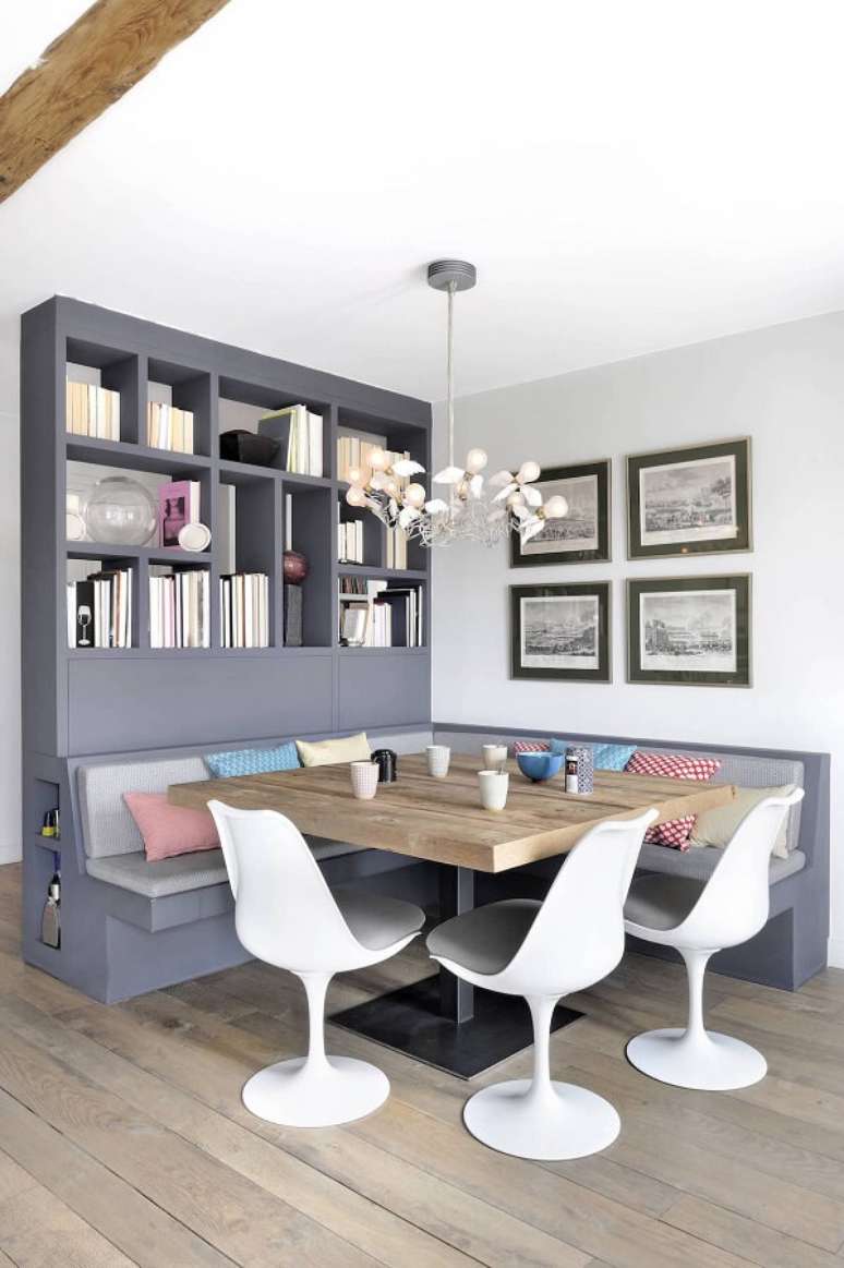 69.&nbsp;Decora&ccedil;&atilde;o simples com lumin&aacute;ria de teto para sala de jantar planejada &ndash; Foto: Cokhiin