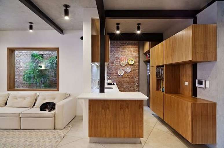 80. Teto de cimento queimado e lumin&aacute;ria de teto met&aacute;licas &ndash; Fonte: Revista Viva Decora