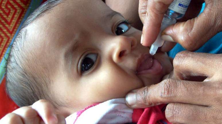 Vacinação é chave para combater poliomielite