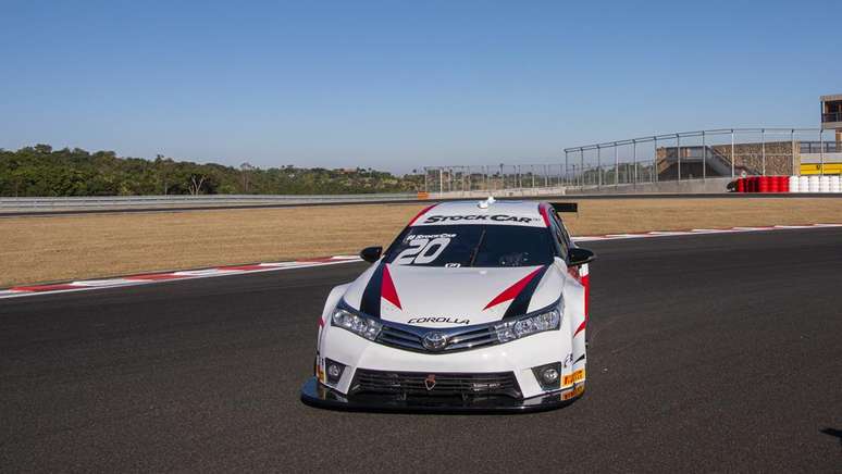 Toyota Corolla: os testes na Stock Car começaram com a geração antiga.