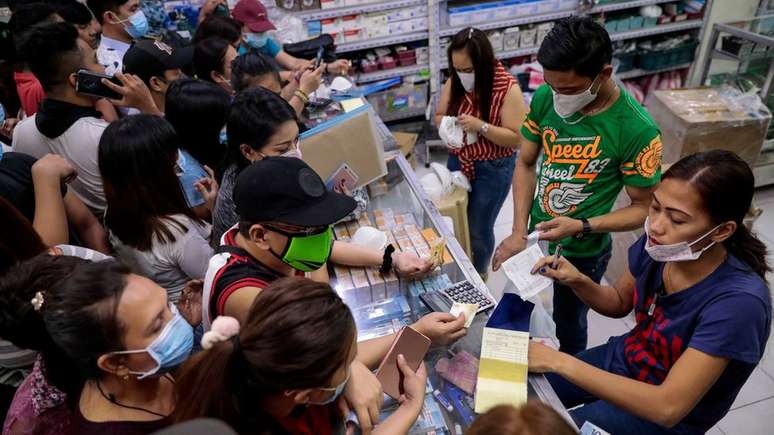Pessoas em Manila correram para comprar máscaras depois que o primeiro caso de coronavírus foi confirmado nas Filipinas na semana passada