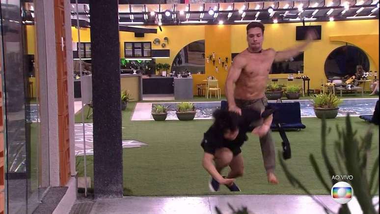 Momento em que Petrix Barbosa e Pyong Lee se esbarram na disputa para chegar antes ao Big Fone do 'BBB 20'.