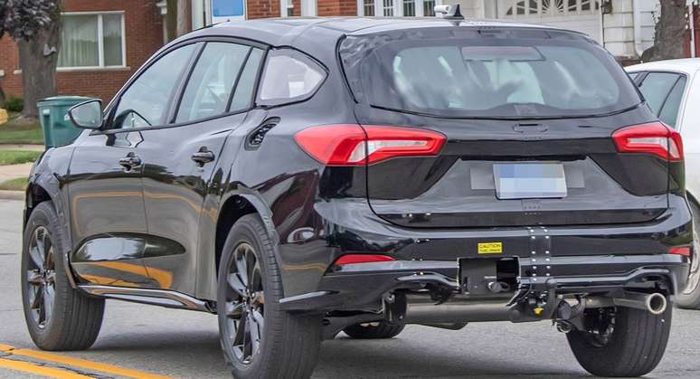 Visto de traseira, o carro mostra um grande v&atilde;o livre do solo, superior a 210 mm.