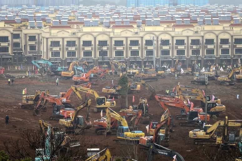 Guindastes e escavadeiras durante a construção do Hospital Huoshenshan