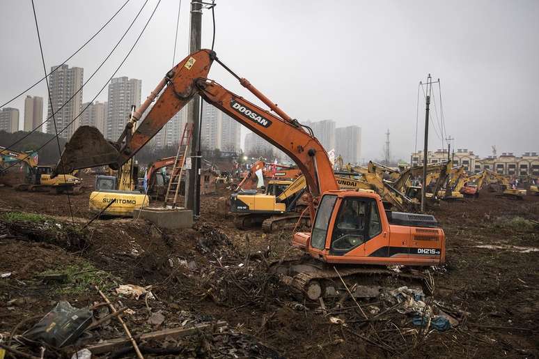 Escavadeira no canteiro de obras do Hospital Huoshenshan