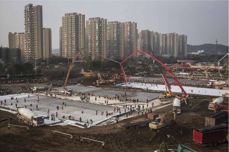 Centenas de operários trabalham na construção do Hospital Huoshenshan