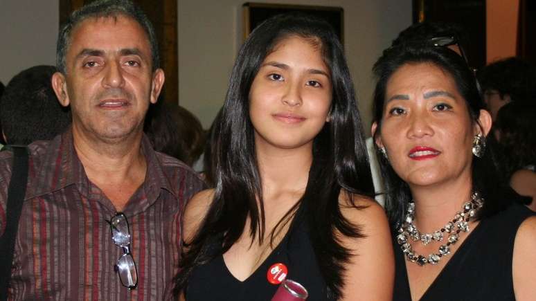Yumi ao lado dos pais, Sonia Imanishi e Geraldo Faraci: jovem morreu aos 18 anos, em um deslizamento de terra em Angra dos Reis