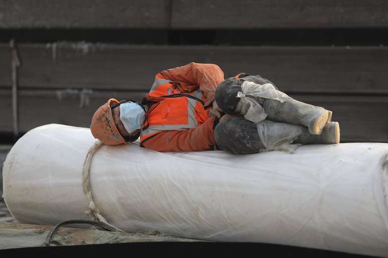 Operário descansa no canteiro de obras