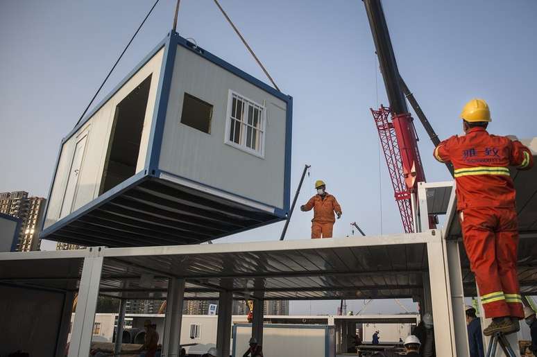 Estrutura pré-fabricada é içada no canteiro de obras do Hospital Huoshenshan