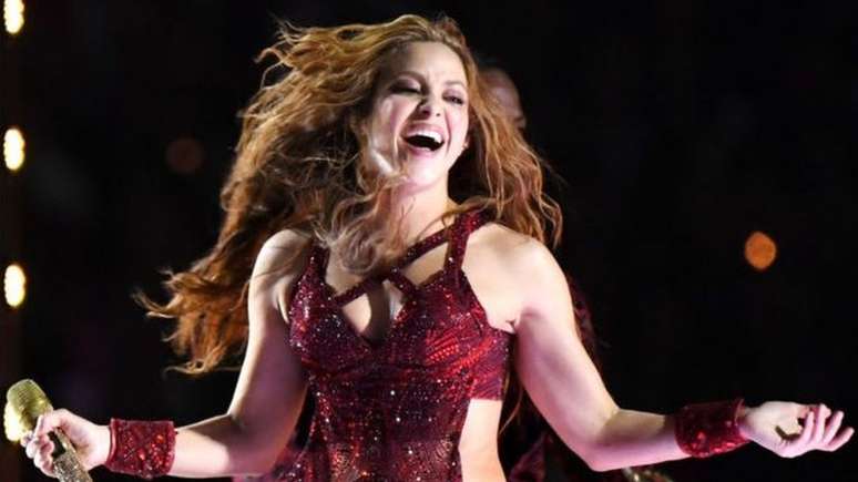 Shakira se apresentou no tão aguardado intervalo da final de futebol americano da NFL