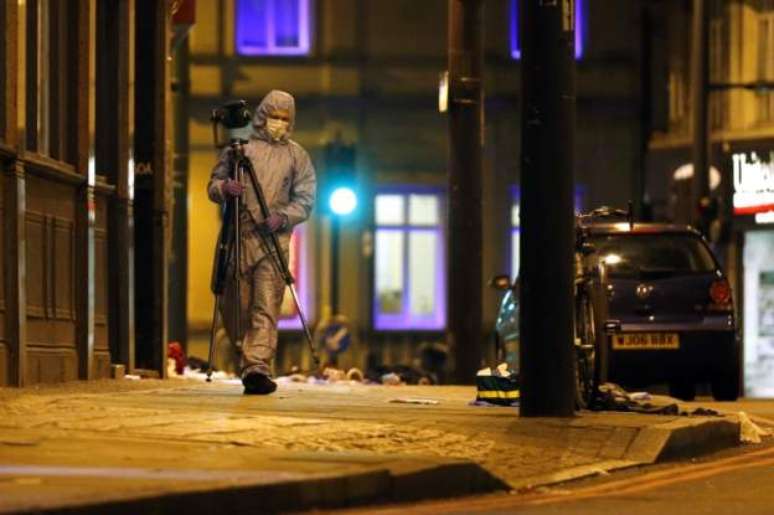 Testemunhas tamb&eacute;m relataram que, antes dos tr&ecirc;s tiros, houve uma persegui&ccedil;&atilde;o policial, seguida de uma batida de carro. A pol&iacute;cia de Londres informou que a cena do crime foi totalmente isolada.