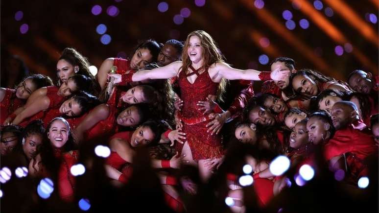 Shakira se apresentou com uma roupa vermelha, assim como as bailarinas dela