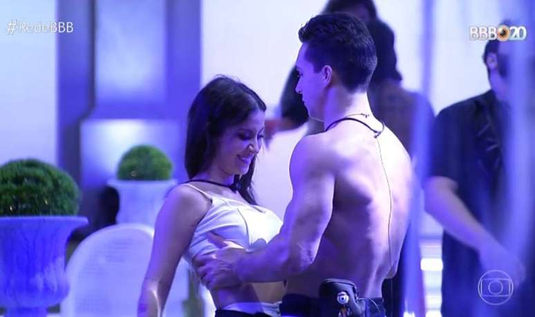 Petrix Barbosa e Bianca Andrade durante festa do 'BBB 20' na noite de 25 de janeiro, em momento que rendeu acusa&ccedil;&otilde;es de ass&eacute;dio.
