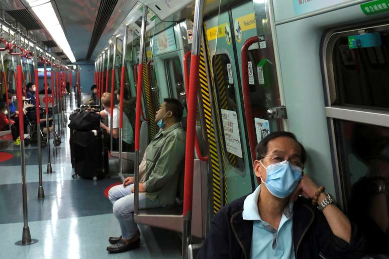 Passageiros usam máscaras no transporte público de Hong Kong.