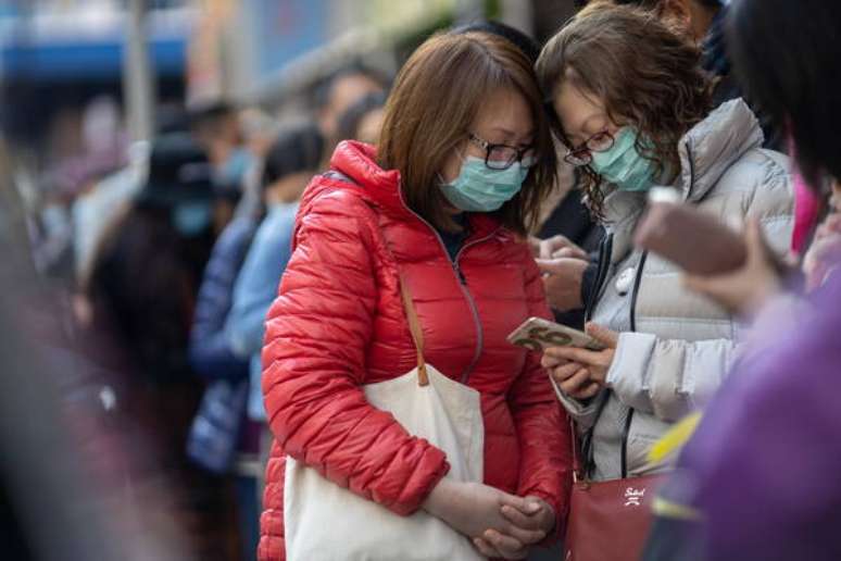 Pessoas fazem fila para máscaras em Hong Kong