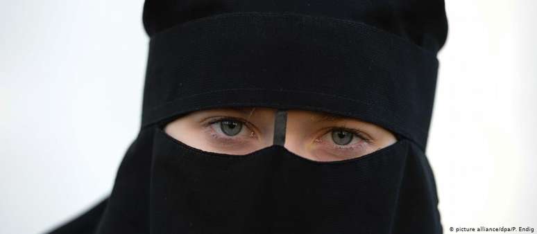 O véu que cobre todo o rosto é "uma concessão às estruturas de poder patriarcal", argumenta ONG