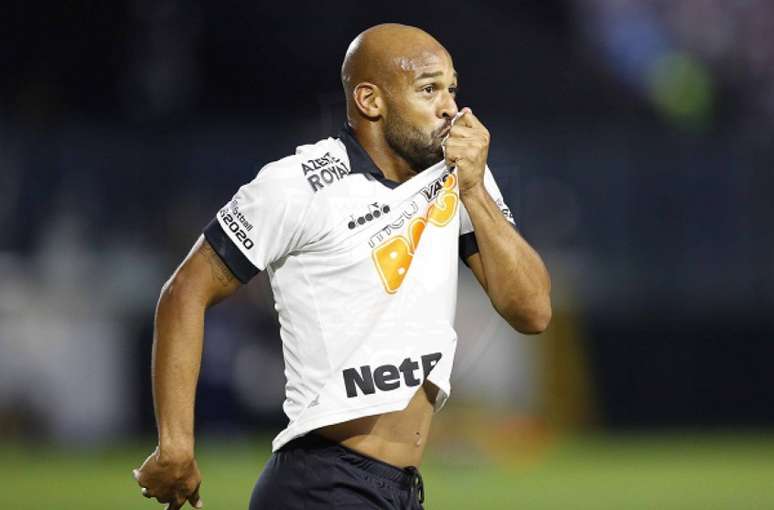 Será a terceira passagem de Fellipe Bastos do volante pelo time da Colina (Foto: Rafael Ribeiro/Vasco)