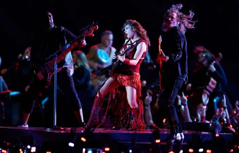 Shakira iniciou apresentação com sucessos que marcaram época e muita dança (Foto: AL BELLO /AFP)