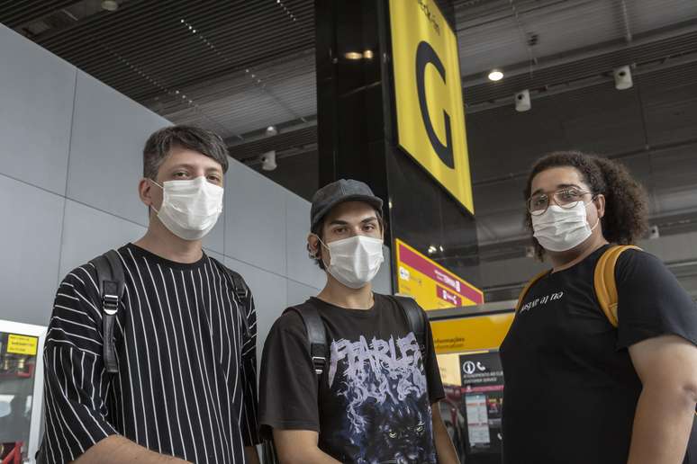 Funcionários e passageiros utilizam máscaras no Aeroporto Internacional de São Paulo.