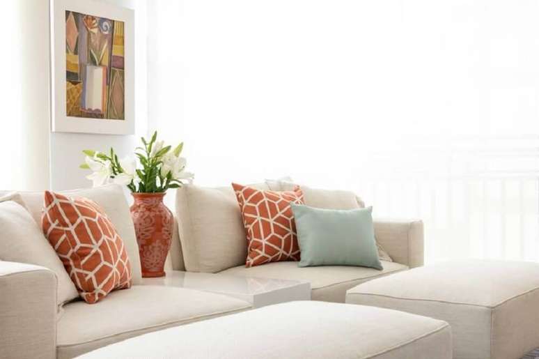38. Decoração clean com almofadas coloridas para sofá