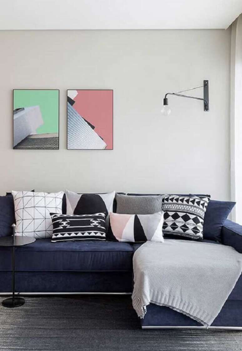 62. Decora&ccedil;&atilde;o com almofadas estampadas para sof&aacute; azul marinho &ndash; Foto: Webcomunica