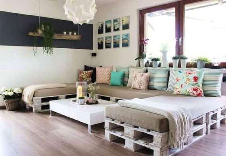 50. Decora&ccedil;&atilde;o com sof&aacute; de pallets e muitas almofadas coloridas para sof&aacute;