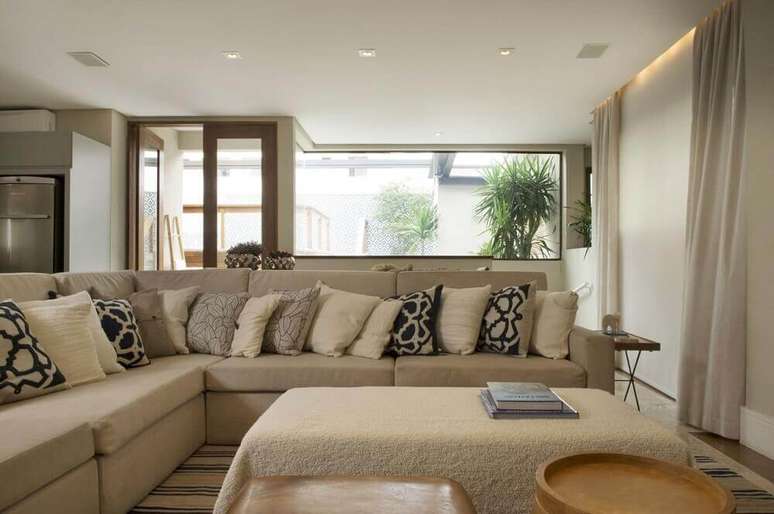 24. A decora&ccedil;&atilde;o com almofadas em tons neutros como o creme deixam o ambiente mais sofisticado
