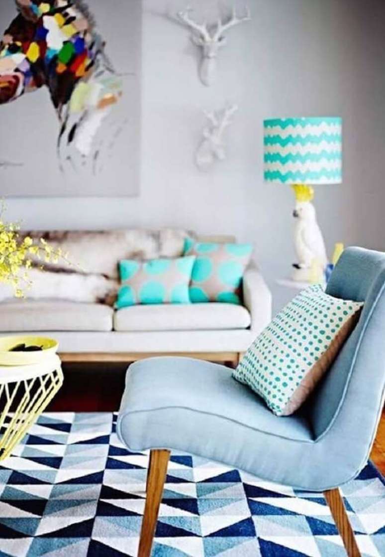 29. Mescle estampas na decora&ccedil;&atilde;o com almofadas para sof&aacute;