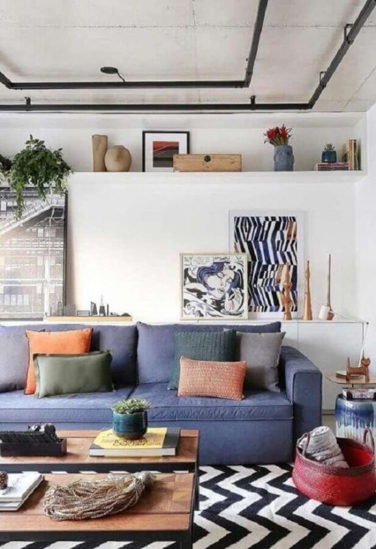 66. Decoração moderna com almofadas para sofá azul em sala com trilho de luz – Foto: Pinterest