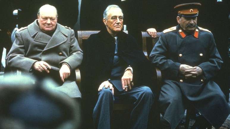 Winston Churchill, Franklin Roosevelt e Joseph Stálin eram os 'Três Grandes' que se reuniram em Yalta para definir o mapa de influências da Europa no pós-guerra