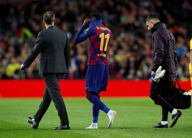Demb&eacute;l&eacute; se lamenta ap&oacute;s sofrer les&atilde;o em partida do Barcelona contra o Borussia Dortmund 
27/11/2019
REUTERS/Albert Gea