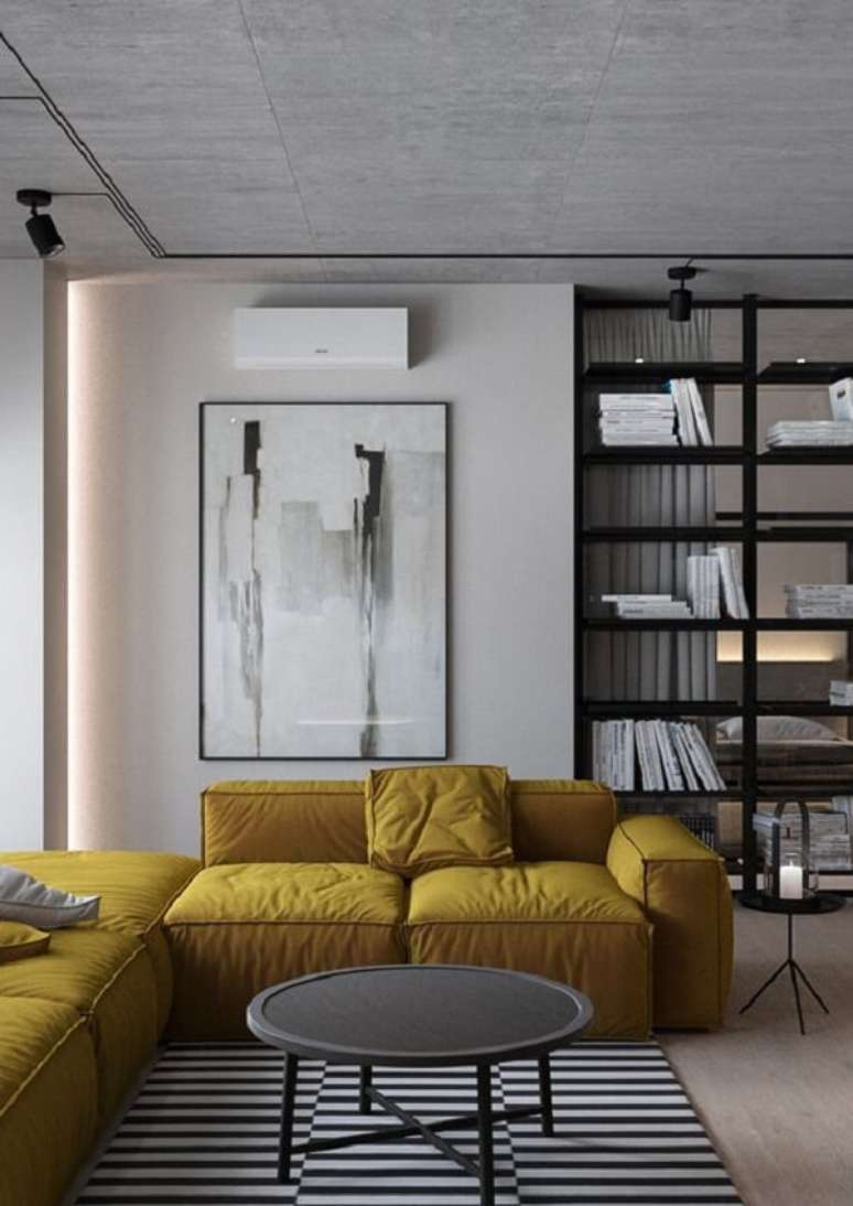 11. Sala de estar com decora&ccedil;&atilde;o clean e sof&aacute; amarelo. Fonte: Casa de Viver
