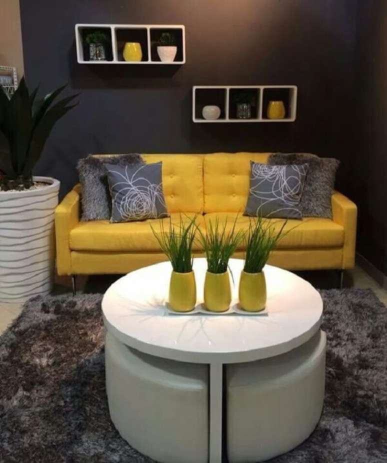 19. O sof&aacute; amarelo se harmoniza perfeitamente com os demais objetos decorativos do ambiente. Fonte: Pinterest