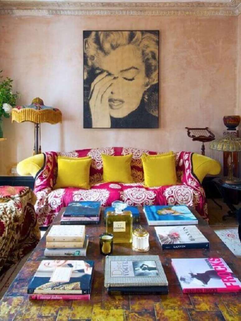 8. Modelo de manta estampada para sofá amarelo. Fonte: Pinterest