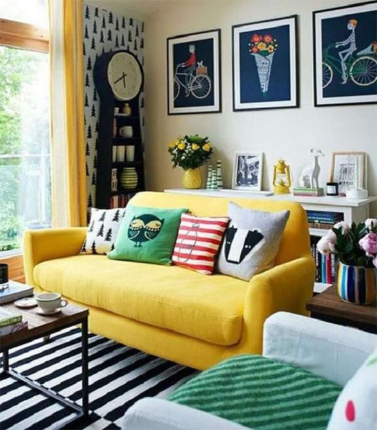 10. Almofadas criativas para o sofá amarelo. Fonte: Tudo Especial