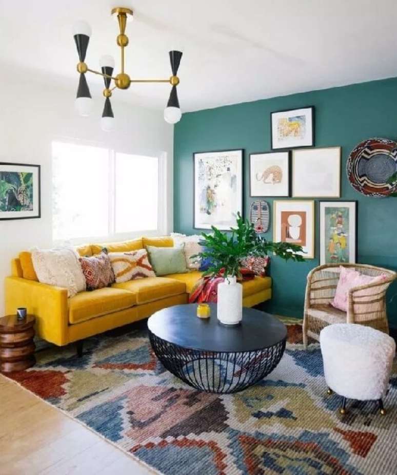 21. Sala de estar colorida com sofá amarelo de veludo. Fonte: Pinterest
