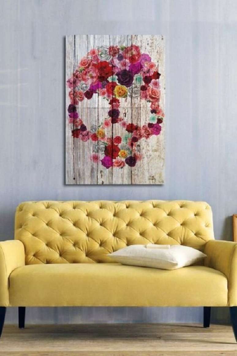 20. Modelo de sof&aacute; amarelo com acabamento em capiton&ecirc;. Fonte: Pinterest