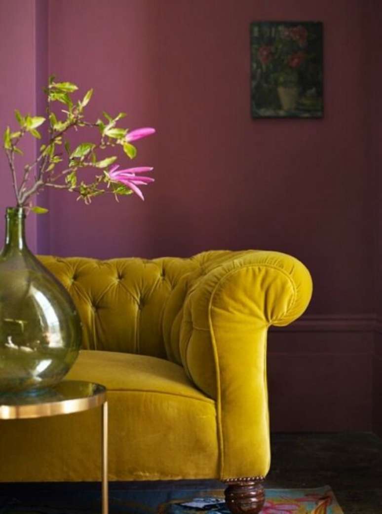 18. O sofá amarelo de veludo é o móvel de destaque desse cômodo. Fonte: Pinterest