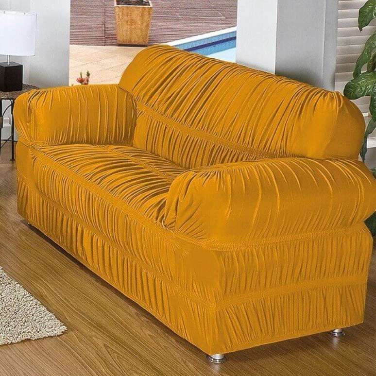 6. Modelo de capa de sof&aacute; amarelo com el&aacute;stico. Fonte: Pinterest