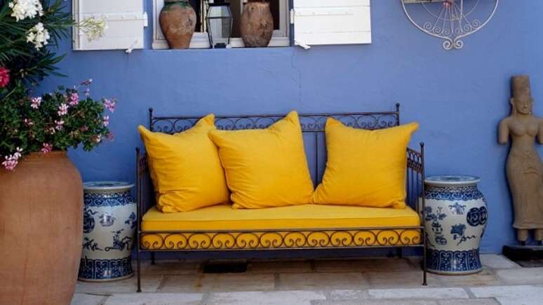 24. As almofadas lisas seguem a mesma tonalidade do assento do sofá amarelo. Fonte: Pinterest