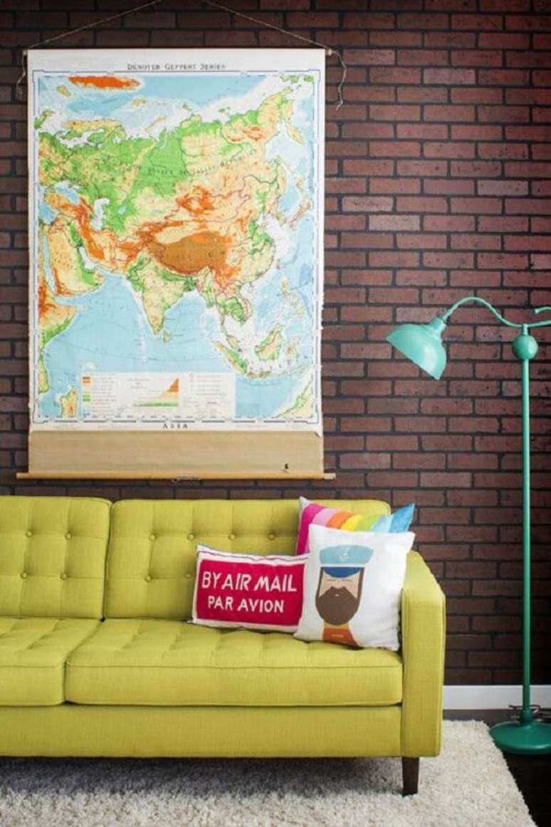 25. Modelos de almofadas coloridas para sofá amarelo. Fonte: Pinterest