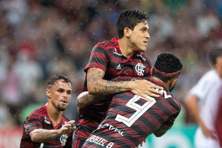 Pedro, Gabigol e Michael, do Flamengo, comemoram o primeiro gol em partida contra o Resende, pela 5ª rodada da Taça Guanabara de 2020