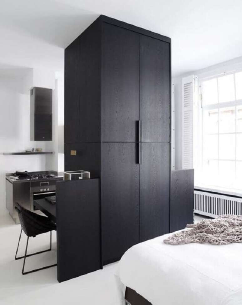 12. Apartamento pequeno decorado com guarda roupa pequeno na cor preta – Foto: Pinterest