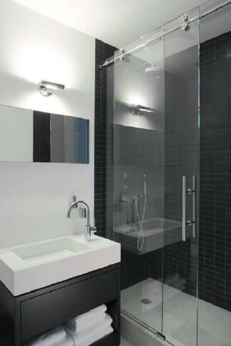 13. Banheiro decorado na cor preta e branca – Foto: Pinterest